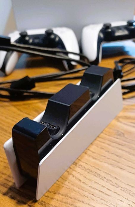 PlayStation 5 Digital Edition + 2 джойстика + зарядна станция