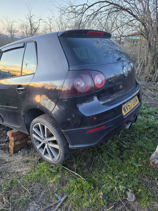 Голф 5 на части.