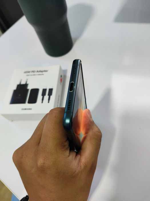 Samsung Galaxy Z flip3 yanada qulay narxda ekranlari yaxshi dog yoq