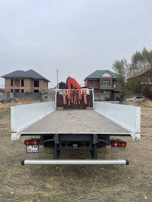 Бортовой манипулятор грузоперевозки