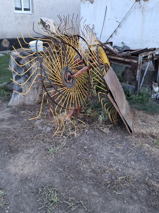 Продам Трактор на ходу стоить примерно полгода колеса снятые стоит