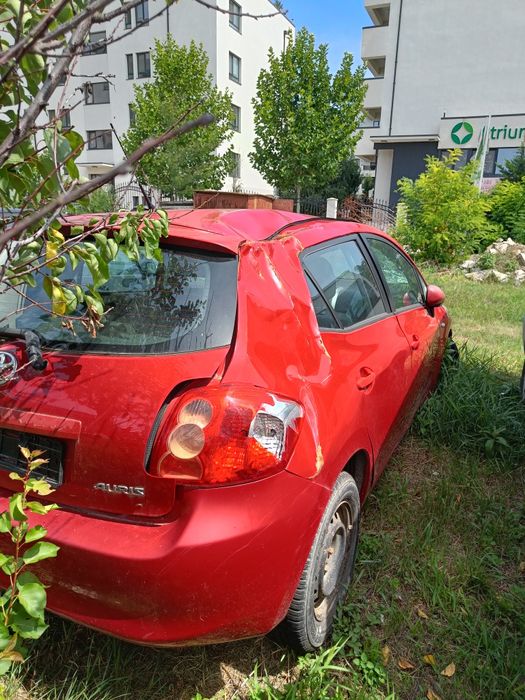 Toyota Auris răsturnată