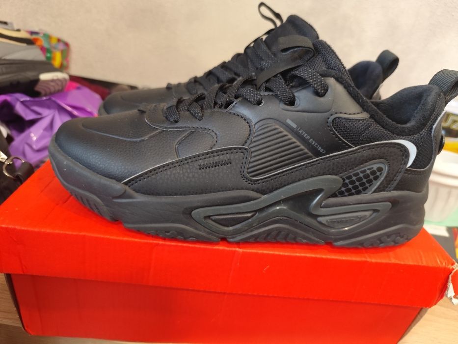 Продам кроссовки Xtep 42р