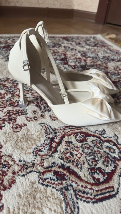 белые туфли с бантиком