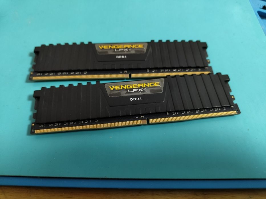 (REZERVAT) Vând 2x4 GB RAM DDR4 3000MHz