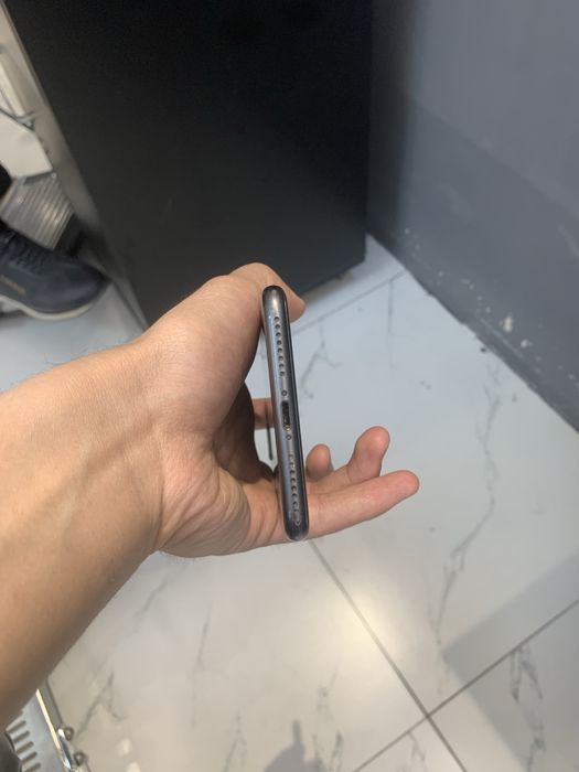 Продам айфон 8+.