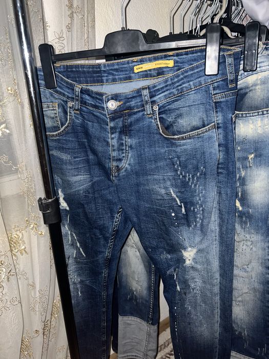 Blugi diferite firme sunt aproape noi