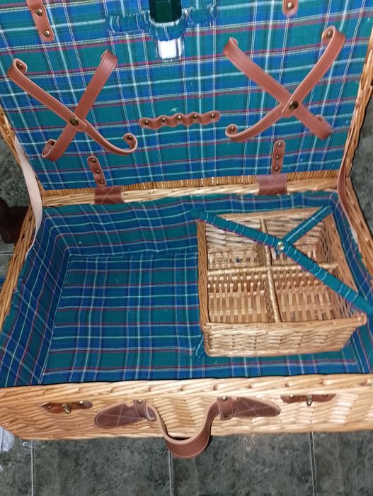 Дърворезбован орел,маса със стойка за списания,стол от ратан ..