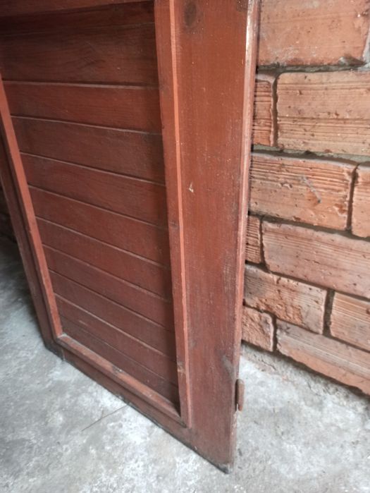 Дървена врата със стъклено прозорче