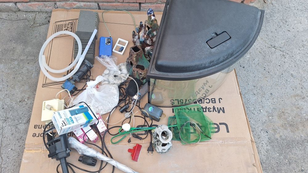 Продам аквариум 50 л.с принадлежности.