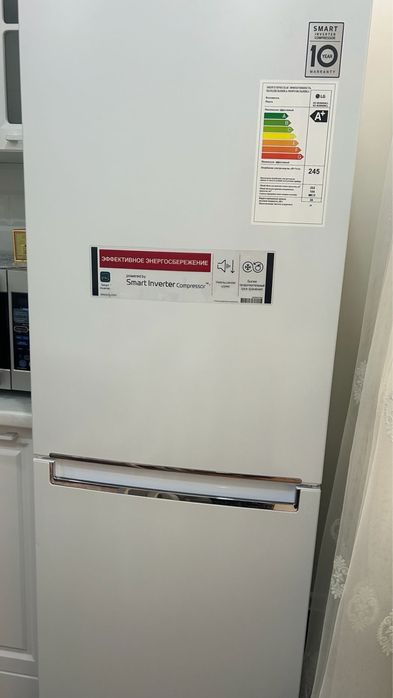 Холодильник LG белого цвета