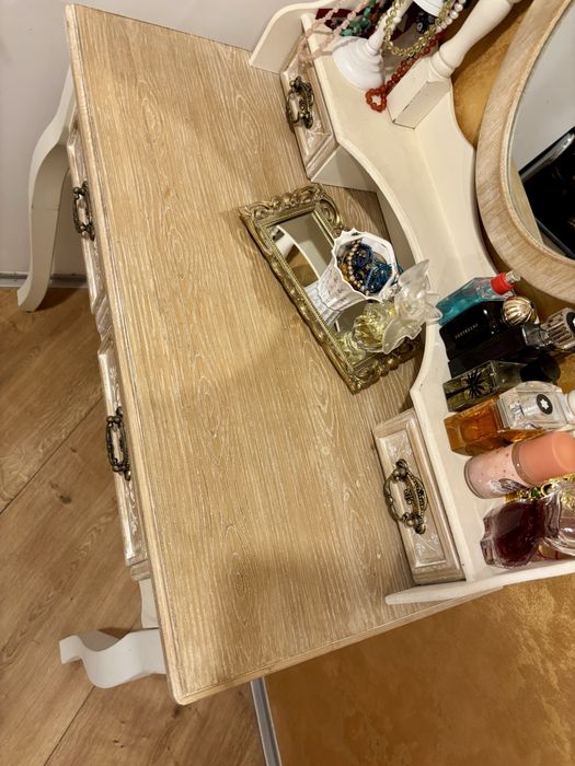 Masa de fardat cu oglinda deosebita