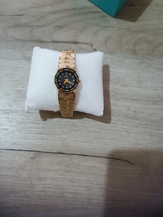 Продаю позолоченные женские наручные часы