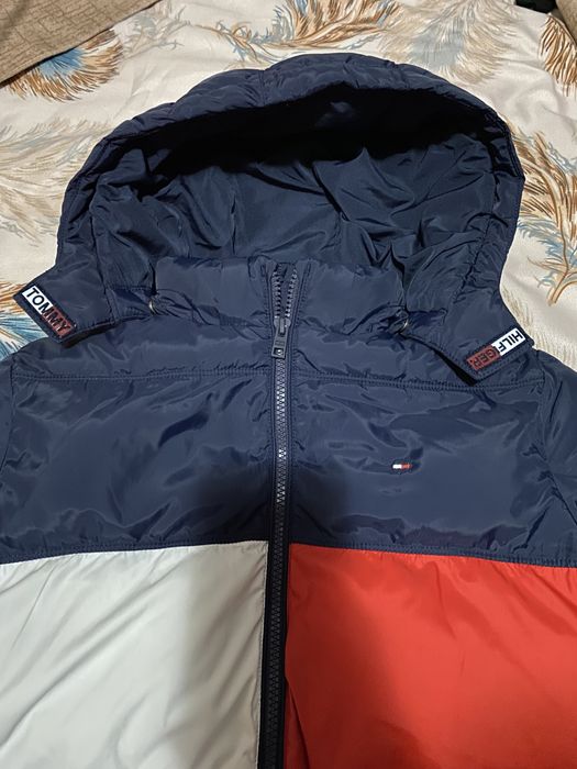 Geacă Tommy Hilfiger de băieți vârsta 12-14 ani.