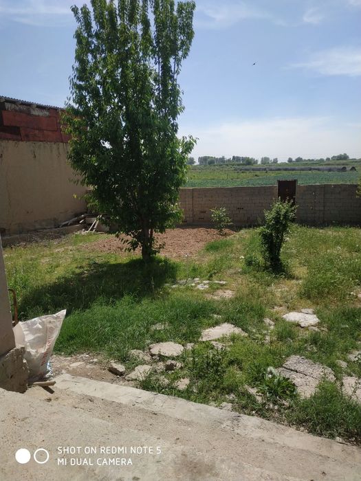 Uy 4,3 sotx sotiladi xamma sharoitlari bor gaz,svet,suv bor 4 xona