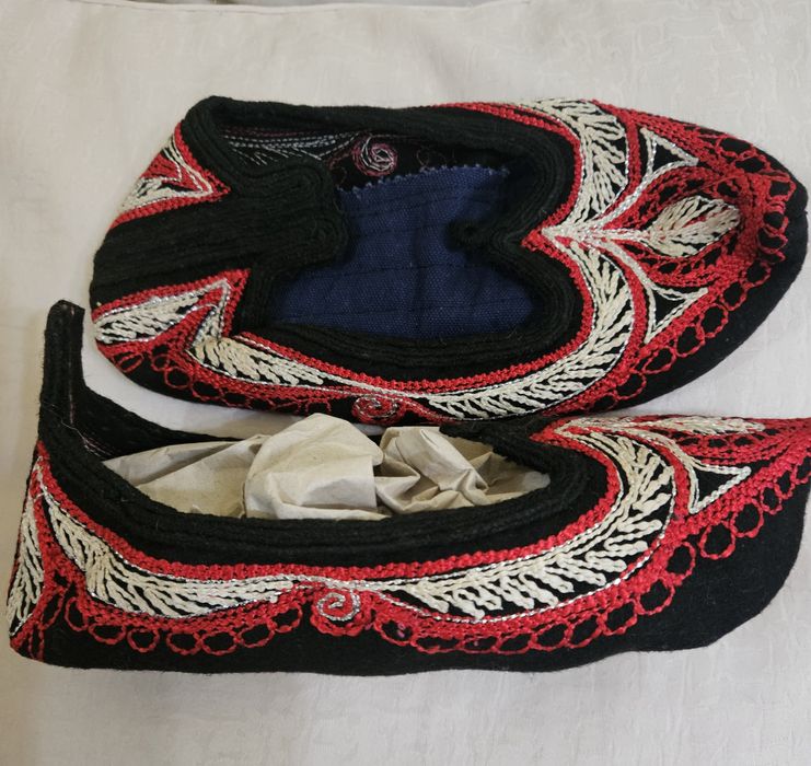 Везани родопски терлици