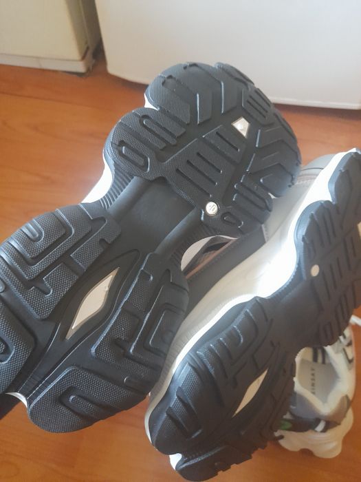 Продавам маратонки 2 чифта