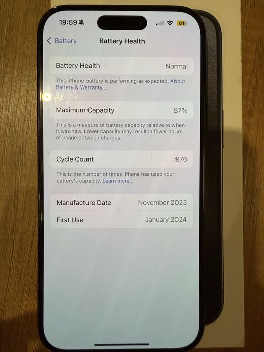 Iphone 15 pro 128gb с леко пукнат заден панел