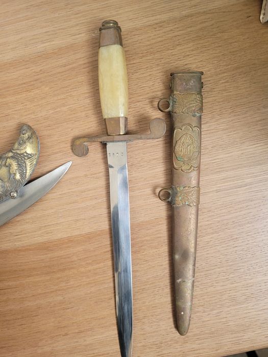 Stilet militar și sabie panoplie
