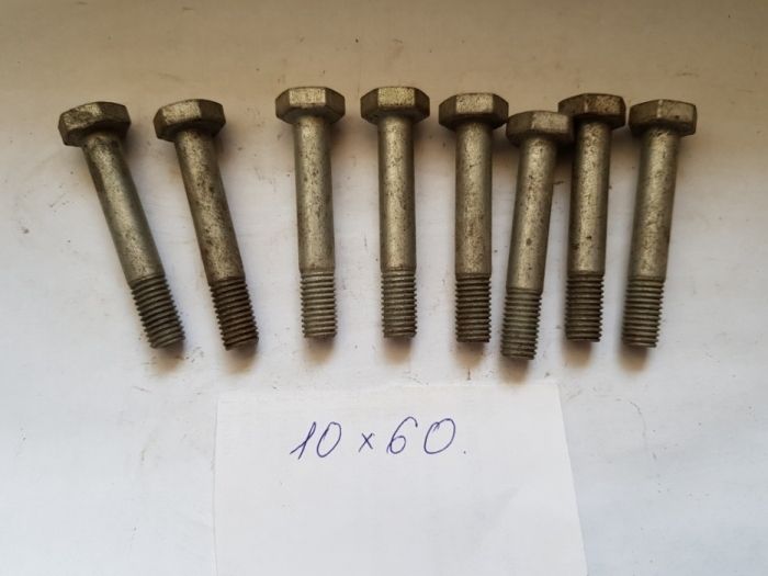 Болты с гайками в комплекте