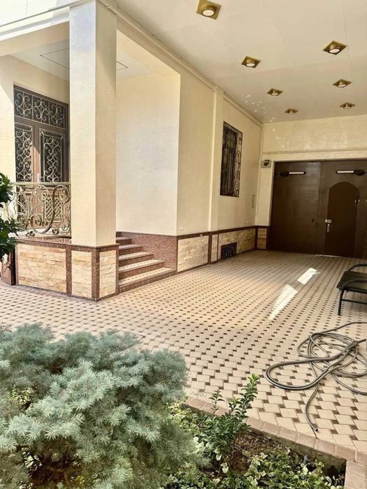 Сдаётся участок в Яккасарайском районе 4,8 стток, 10 комнат ( н319 )