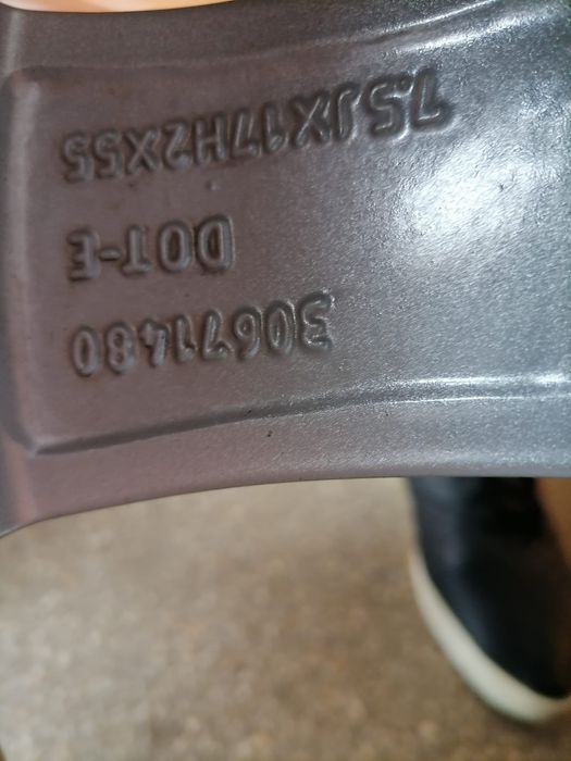 Jante originale Volvo echipate cu anvelope de iarnă în stare bună