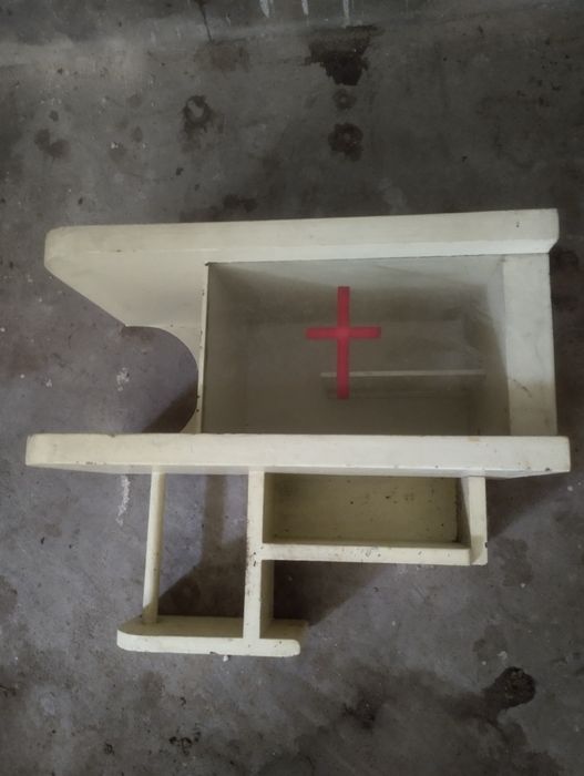 Масивна ретро аптечка