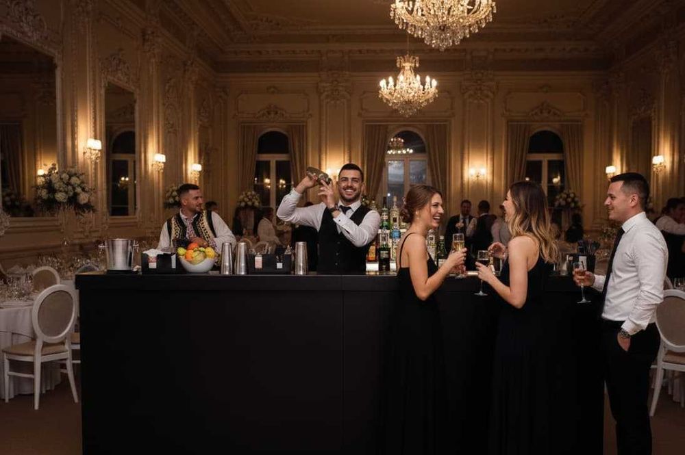 Servicii Evenimente: Bar Mobil, Cabină Foto, Fum Greu, Invitații