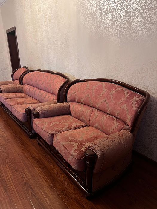 итальянский диван с деревянными вставками