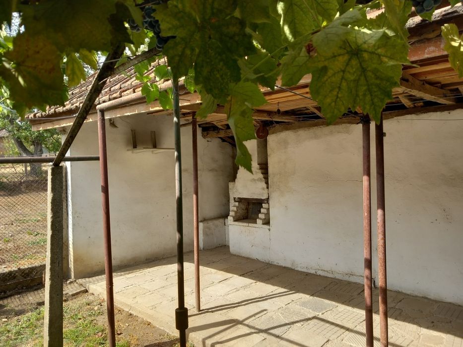 Къща с двор, 950 кв.м. в центъра на Исперих