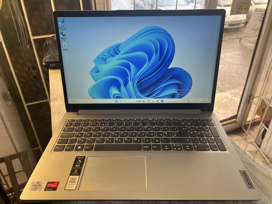 Noutbuk sotiladi Lenovo