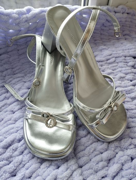 Продам босоножки