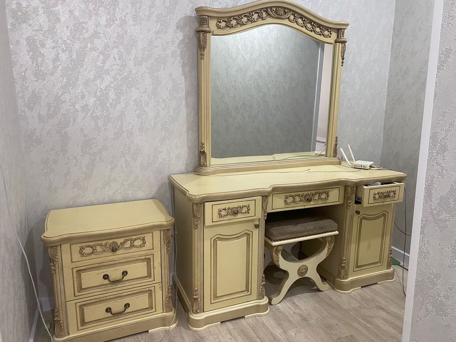 Шифоньер и камод с зеркалом