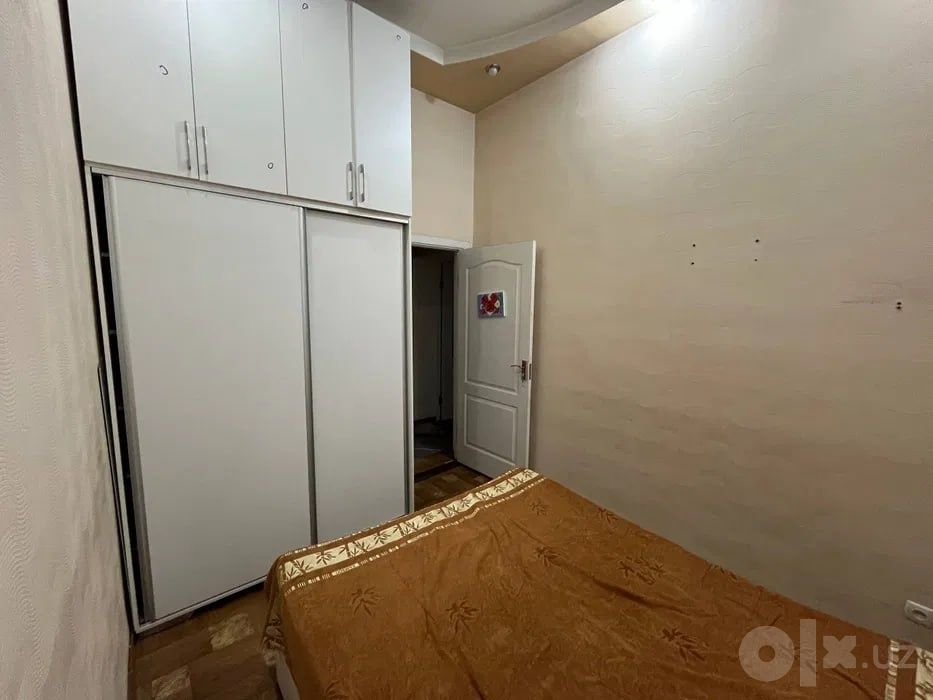 Срочно Продаётся Бобура Высокопотолчка  2/4/4  с мебелью  техникой !