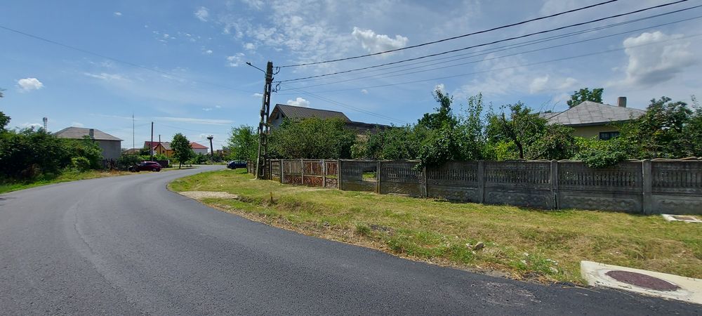 Teren intravilan si casa la tara - Mai multe