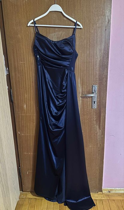 Тъмносиня, сатенена, дълга рокля