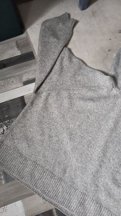 Pulover tip hanorac cu gluga pentru orice anotimp. Conține și lână