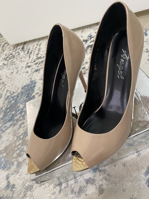 Продам бежевые туфли