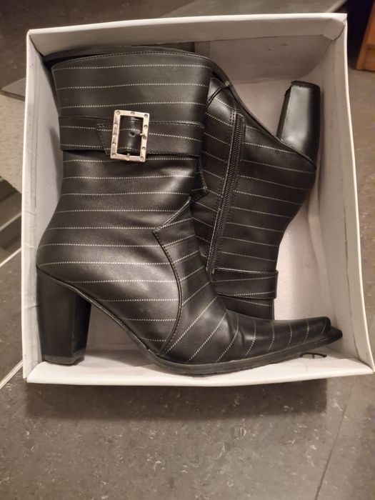 Дамски черни елегантни боти