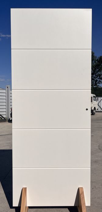 Vand usi din MDF vopsite la pret redus si plinta din MDF nevopsita