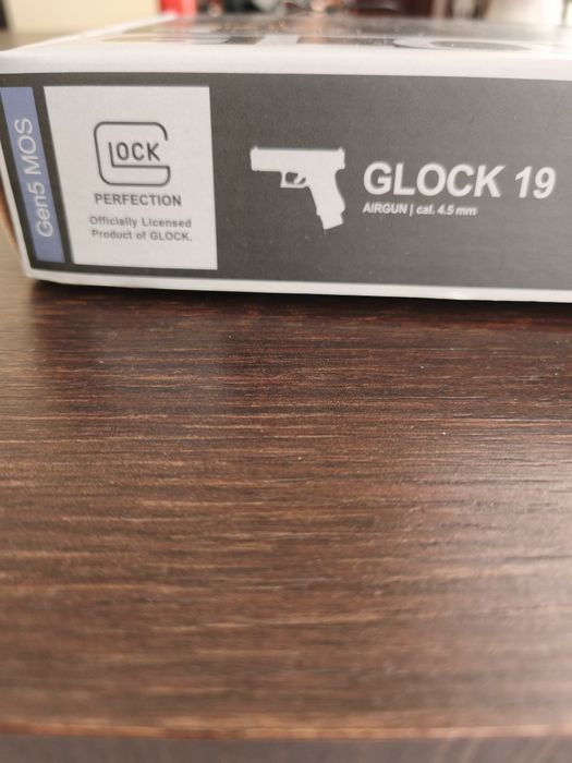 Продавам airsoft Glock 19 MOS