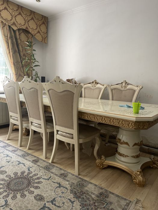 Стол со стульями