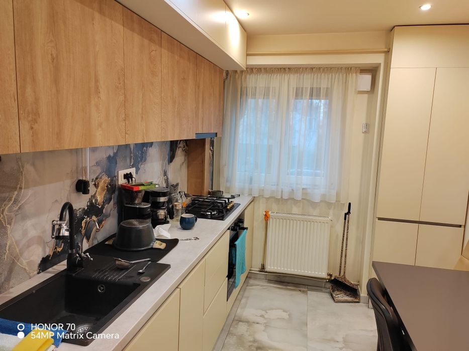 Apartament cu 3 camere decomandate de vânzare – parter zona Nord, strada Calugareni