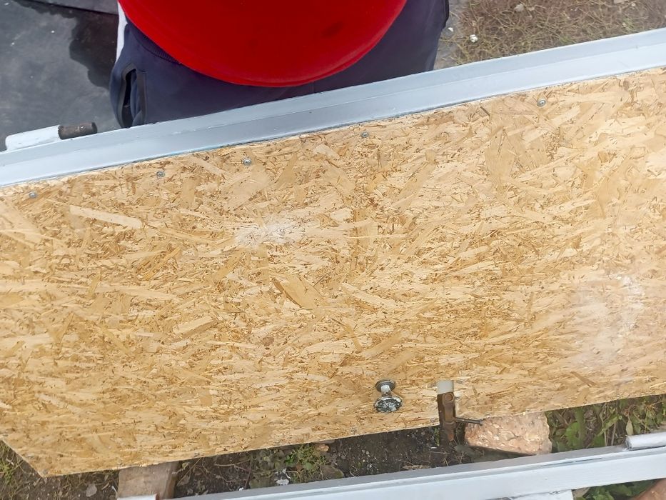 Продам б/у железную дверь.