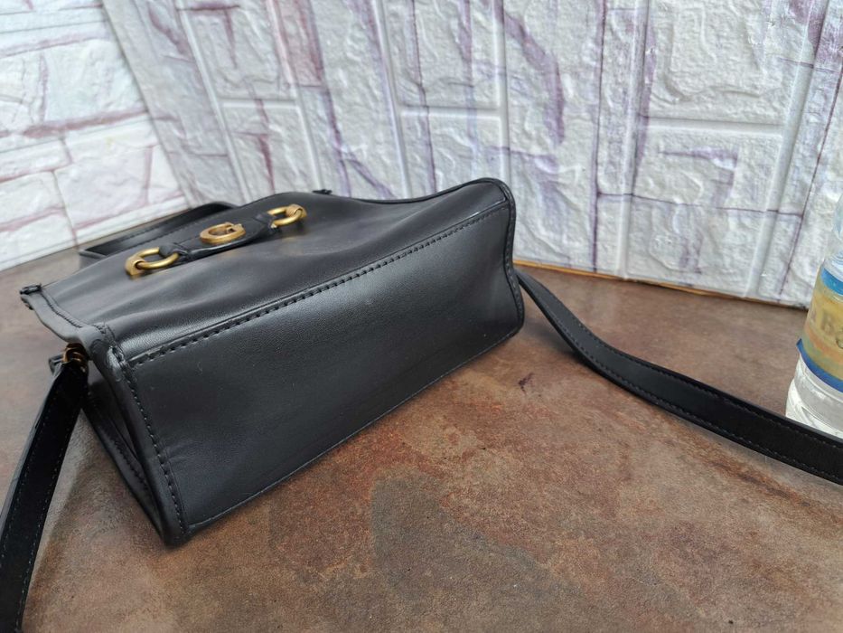 Дамска чанта,малка черна чантичка Guess