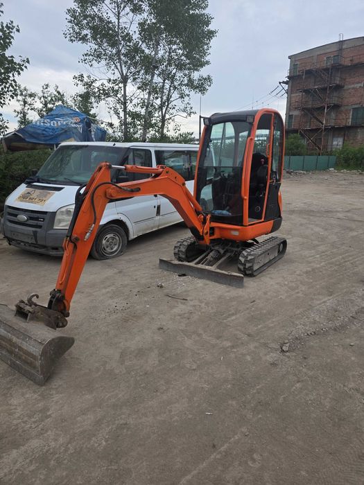Inchiriem Miniexcavator senile cauciuc