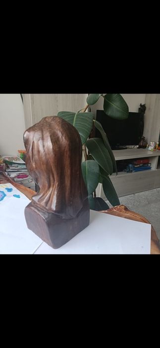 Statueta femeie cu batic lemn