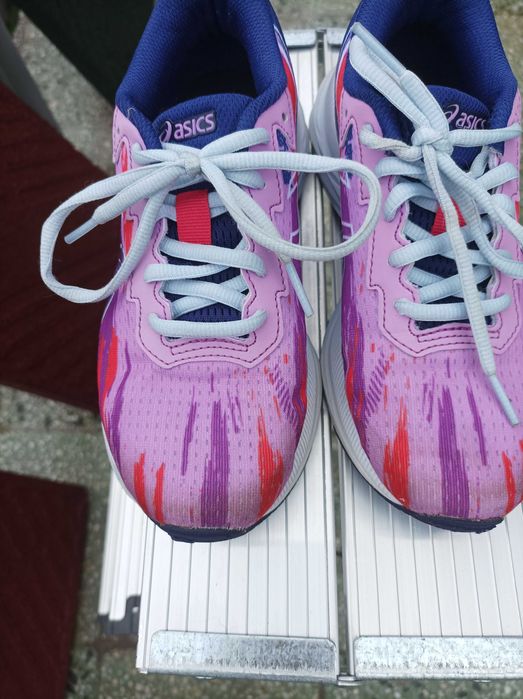 Номер 34. Естествен лак, кожена стелка. Нови. 25 лв.