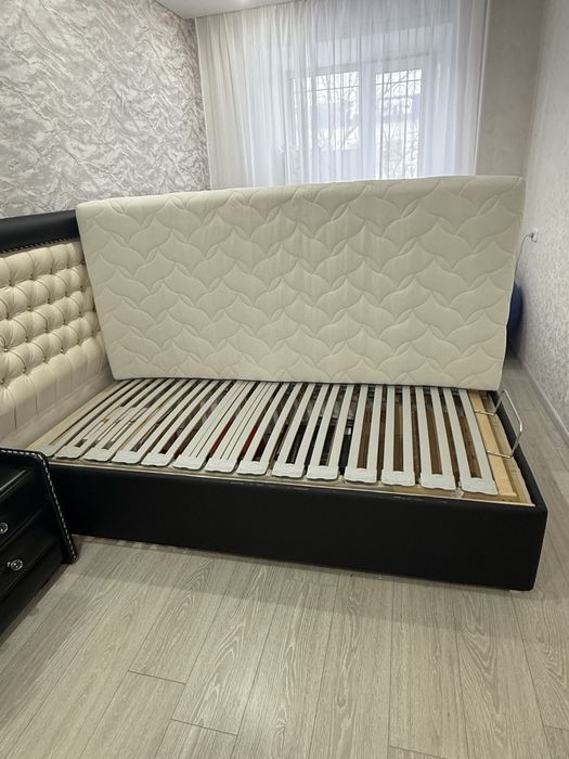 Двуспальная кровать