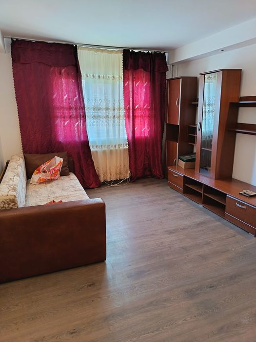 Apartament 3 camere de închiriat
